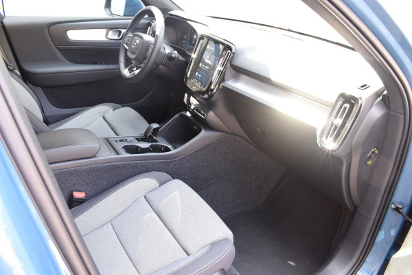 Volvo XC40 B3 177PK Automaat Core / Navigatie / Camera / Adaptieve Cruisecontrol / Stuur-Stoelverwarming / LM Velgen / Trekhaak /