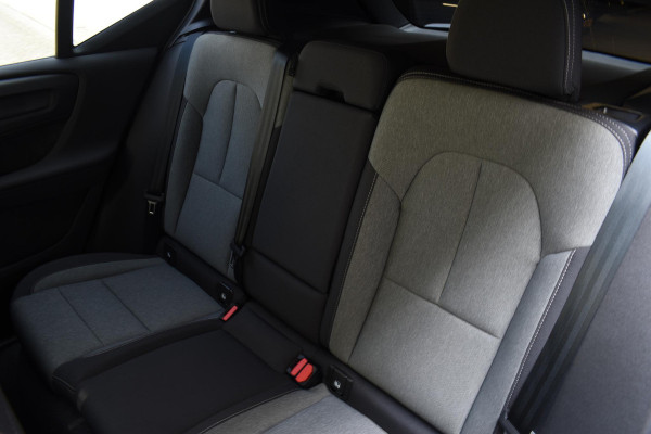 Volvo XC40 B3 177PK Automaat Core / Navigatie / Camera / Adaptieve Cruisecontrol / Stuur-Stoelverwarming / LM Velgen / Trekhaak /