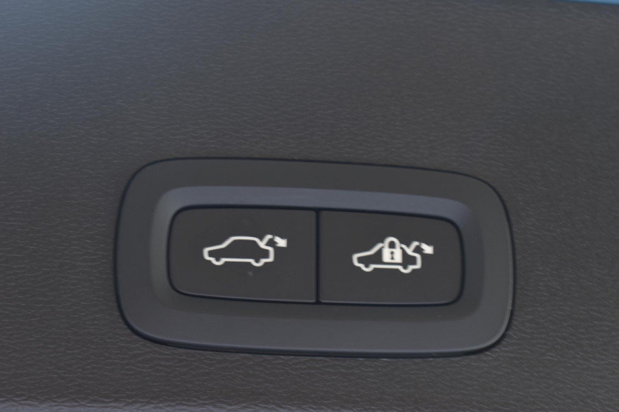 Volvo XC40 B3 177PK Automaat Core / Navigatie / Camera / Adaptieve Cruisecontrol / Stuur-Stoelverwarming / LM Velgen / Trekhaak /