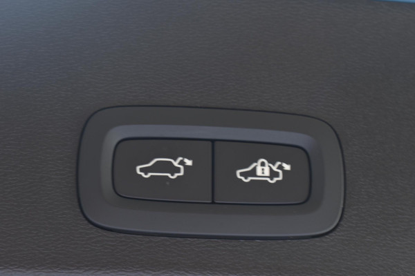 Volvo XC40 B3 177PK Automaat Core / Navigatie / Camera / Adaptieve Cruisecontrol / Stuur-Stoelverwarming / LM Velgen / Trekhaak /