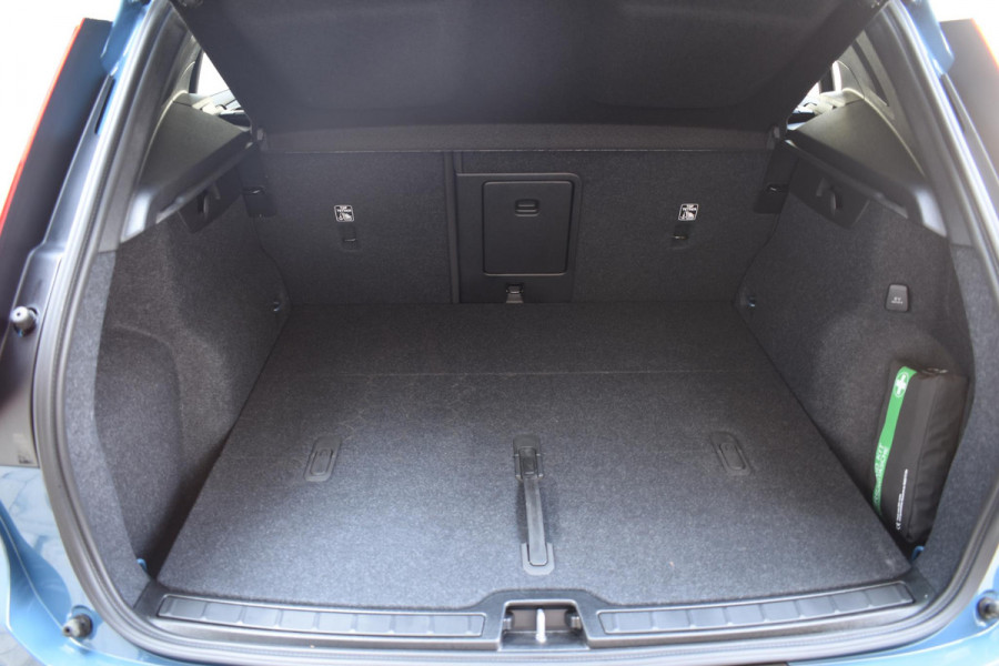 Volvo XC40 B3 177PK Automaat Core / Navigatie / Camera / Adaptieve Cruisecontrol / Stuur-Stoelverwarming / LM Velgen / Trekhaak /