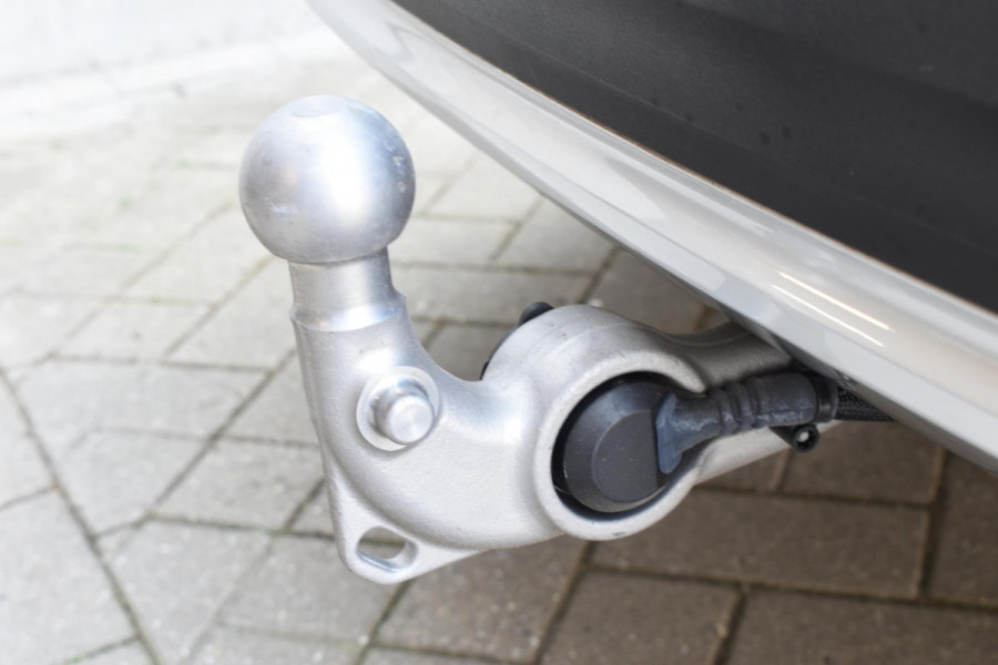 Volvo XC40 B3 177PK Automaat Core / Navigatie / Camera / Adaptieve Cruisecontrol / Stuur-Stoelverwarming / LM Velgen / Trekhaak /