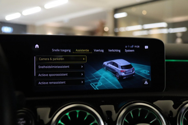 Mercedes-Benz A-Klasse 200 AMG /PANO/MEMORY/KEYLESS/CAMERA/VOL!