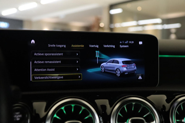 Mercedes-Benz A-Klasse 200 AMG /PANO/MEMORY/KEYLESS/CAMERA/VOL!