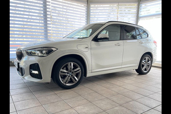 BMW X1 xDrive25e M-SPORT ** LED, NAVI+, HALF-LEDER, PRIVACY, 18-inch LMV & 4-SEIZOEN BND ** 1e EIG - UNFALLFREI ** ** INFORMEER OOK NAAR ONZE AANTREKKELIJKE FINANCIAL-LEASE TARIEVEN **