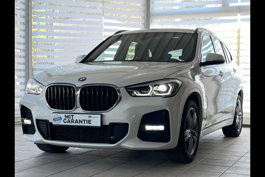 BMW X1 xDrive25e M-SPORT ** LED, NAVI+, HALF-LEDER, PRIVACY, 18-inch LMV & 4-SEIZOEN BND ** 1e EIG - UNFALLFREI ** ** INFORMEER OOK NAAR ONZE AANTREKKELIJKE FINANCIAL-LEASE TARIEVEN **