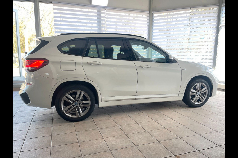 BMW X1 xDrive25e M-SPORT ** LED, NAVI+, HALF-LEDER, PRIVACY, 18-inch LMV & 4-SEIZOEN BND ** 1e EIG - UNFALLFREI ** ** INFORMEER OOK NAAR ONZE AANTREKKELIJKE FINANCIAL-LEASE TARIEVEN **