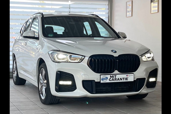 BMW X1 xDrive25e M-SPORT ** LED, NAVI+, HALF-LEDER, SHADOWLINE UITGEBR, 18-inch LMV, APPLE CAR PLAY ** 1e EIG - UNFALLFREI ** ** INFORMEER OOK NAAR ONZE AANTREKKELIJKE FINANCIAL-LEASE TARIEVEN **