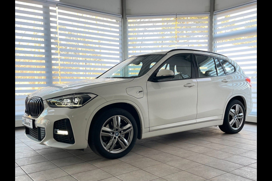 BMW X1 xDrive25e M-SPORT ** LED, NAVI+, HALF-LEDER, SHADOWLINE UITGEBR, 18-inch LMV, APPLE CAR PLAY ** 1e EIG - UNFALLFREI ** ** INFORMEER OOK NAAR ONZE AANTREKKELIJKE FINANCIAL-LEASE TARIEVEN **