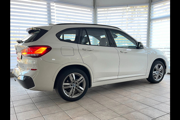BMW X1 xDrive25e M-SPORT ** LED, NAVI+, HALF-LEDER, SHADOWLINE UITGEBR, 18-inch LMV, APPLE CAR PLAY ** 1e EIG - UNFALLFREI ** ** INFORMEER OOK NAAR ONZE AANTREKKELIJKE FINANCIAL-LEASE TARIEVEN **