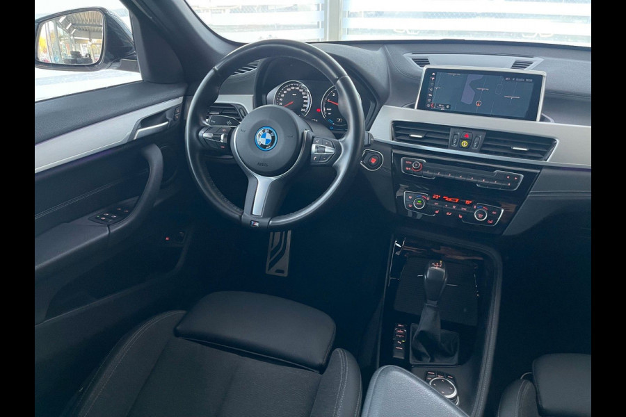 BMW X1 xDrive25e M-SPORT ** LED, NAVI+, HALF-LEDER, SHADOWLINE UITGEBR, 18-inch LMV, APPLE CAR PLAY ** 1e EIG - UNFALLFREI ** ** INFORMEER OOK NAAR ONZE AANTREKKELIJKE FINANCIAL-LEASE TARIEVEN **