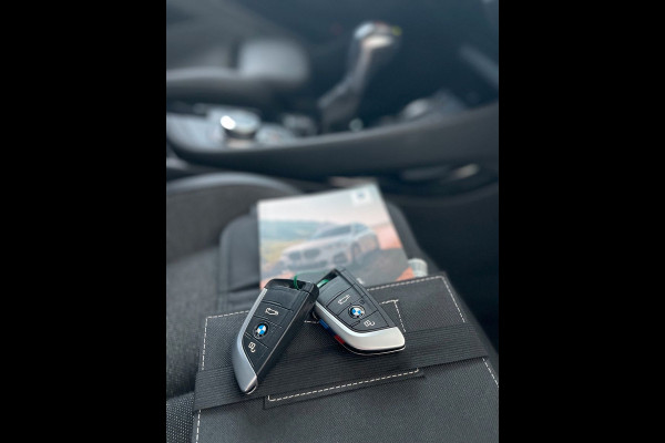 BMW X1 xDrive25e M-SPORT ** LED, NAVI+, HALF-LEDER, SHADOWLINE UITGEBR, 18-inch LMV, APPLE CAR PLAY ** 1e EIG - UNFALLFREI ** ** INFORMEER OOK NAAR ONZE AANTREKKELIJKE FINANCIAL-LEASE TARIEVEN **