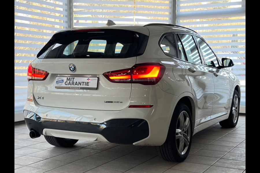 BMW X1 xDrive25e M-SPORT ** LED, NAVI+, HALF-LEDER, SHADOWLINE UITGEBR, 18-inch LMV, APPLE CAR PLAY ** 1e EIG - UNFALLFREI ** ** INFORMEER OOK NAAR ONZE AANTREKKELIJKE FINANCIAL-LEASE TARIEVEN **