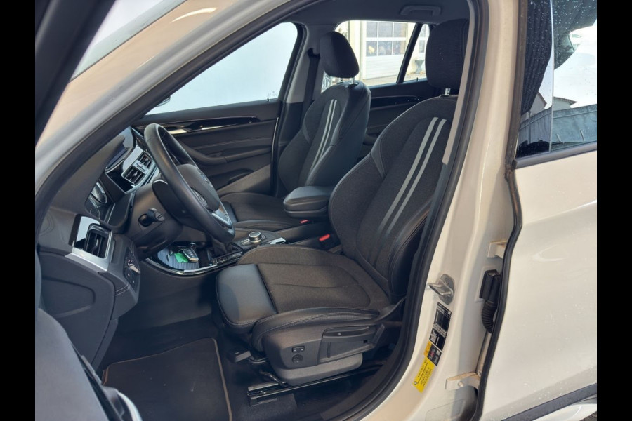 BMW X1 xDrive25e SPORTLINE ** LED, NAVI+, HALF-LEDER, TREKH, 18-inch LMV, SPIEGEL-PACK ** 1e EIG - UNFALLFREI ** ** INFORMEER OOK NAAR ONZE AANTREKKELIJKE FINANCIAL-LEASE TARIEVEN **