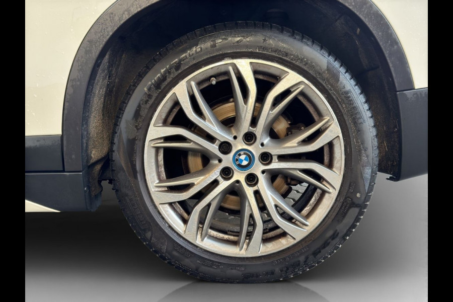 BMW X1 xDrive25e SPORTLINE ** LED, NAVI+, HALF-LEDER, TREKH, 18-inch LMV, SPIEGEL-PACK ** 1e EIG - UNFALLFREI ** ** INFORMEER OOK NAAR ONZE AANTREKKELIJKE FINANCIAL-LEASE TARIEVEN **