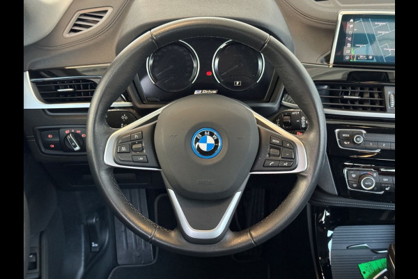 BMW X1 xDrive25e SPORTLINE ** LED, NAVI+, HALF-LEDER, TREKH, 18-inch LMV, SPIEGEL-PACK ** 1e EIG - UNFALLFREI ** ** INFORMEER OOK NAAR ONZE AANTREKKELIJKE FINANCIAL-LEASE TARIEVEN **