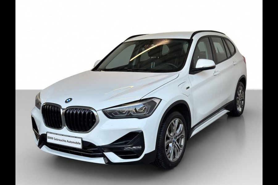 BMW X1 xDrive25e SPORTLINE ** LED, NAVI+, HALF-LEDER, TREKH, 18-inch LMV, SPIEGEL-PACK ** 1e EIG - UNFALLFREI ** ** INFORMEER OOK NAAR ONZE AANTREKKELIJKE FINANCIAL-LEASE TARIEVEN **