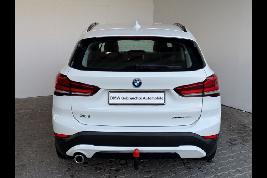 BMW X1 xDrive25e SPORTLINE ** LED, NAVI+, HALF-LEDER, TREKH, 18-inch LMV, SPIEGEL-PACK ** 1e EIG - UNFALLFREI ** ** INFORMEER OOK NAAR ONZE AANTREKKELIJKE FINANCIAL-LEASE TARIEVEN **