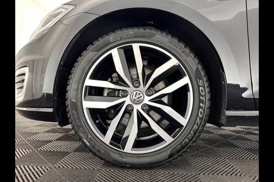 Volkswagen e-Golf E-DITION Aut. *HEAT-PUMP | ADAPTIVE-CRUISE | FULL-LED | DAB+ | NAVI-FULLMAP | CARPLAY | HEATED-COMFORTSEATS | ECC | CCS-FASTLOADER | PARKPILOT | CARPLAY | 17''ALU*