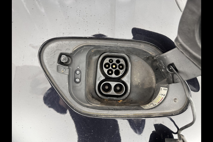Volkswagen e-Golf E-DITION Aut. *HEAT-PUMP | ADAPTIVE-CRUISE | FULL-LED | DAB+ | NAVI-FULLMAP | CARPLAY | HEATED-COMFORTSEATS | ECC | CCS-FASTLOADER | PARKPILOT | CARPLAY | 17''ALU*