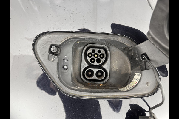 Volkswagen e-Golf E-DITION Aut. *HEAT-PUMP | ADAPTIVE-CRUISE | FULL-LED | DAB+ | NAVI-FULLMAP | CARPLAY | HEATED-COMFORTSEATS | ECC | CCS-FASTLOADER | PARKPILOT | CARPLAY | 17''ALU*