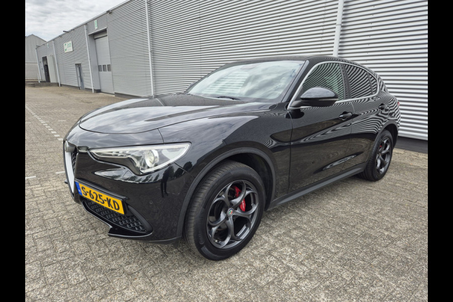 Alfa Romeo Stelvio 2.0 T AWD Super Automaat, panoramadak,trekhaak,cruise,navigatie,achteruitrijcamera,lederen bekleding,parkeersensoren,