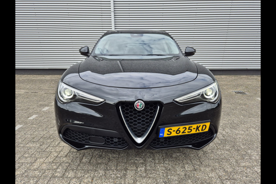 Alfa Romeo Stelvio 2.0 T AWD Super Automaat, panoramadak,trekhaak,cruise,navigatie,achteruitrijcamera,lederen bekleding,parkeersensoren,