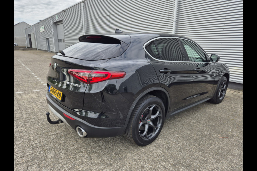 Alfa Romeo Stelvio 2.0 T AWD Super Automaat, panoramadak,trekhaak,cruise,navigatie,achteruitrijcamera,lederen bekleding,parkeersensoren,