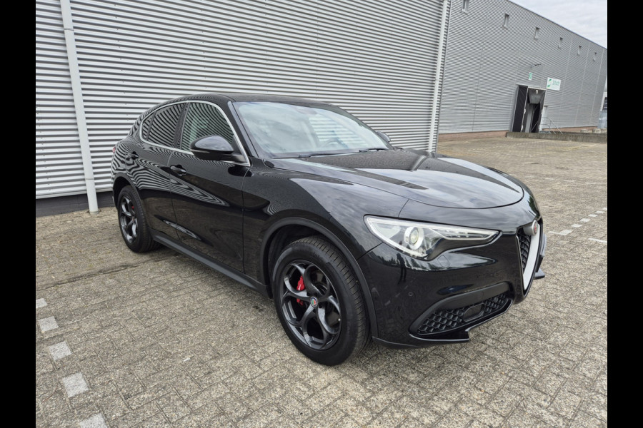 Alfa Romeo Stelvio 2.0 T AWD Super Automaat, panoramadak,trekhaak,cruise,navigatie,achteruitrijcamera,lederen bekleding,parkeersensoren,