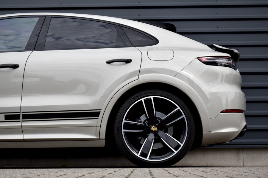 Porsche Cayenne Coupé 3.0 E-Hybrid 462pk Sport Design | Panoramadak | Matrix PDLS+ | 22'' Velgen | Stoelventilatie | Bose | Achterasbesturing | Orig. NL |