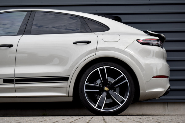 Porsche Cayenne Coupé 3.0 E-Hybrid 462pk Sport Design | Panoramadak | Matrix PDLS+ | 22'' Velgen | Stoelventilatie | Bose | Achterasbesturing | Orig. NL |