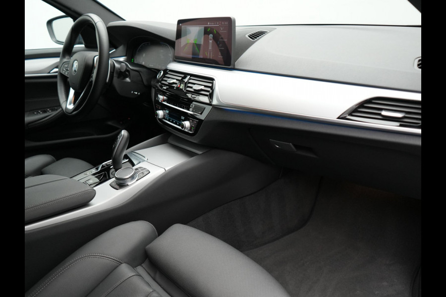 BMW 5 Serie Touring 530e Business Edition Plus Plug In Hybrid Dealer O.H PHEV | Trekhaak af Fabriek | Lederen Sportstoelen Verwarmd | Comfort Access | Camera | Parkassist | Apple Carplay | Sfeerverlichting |
