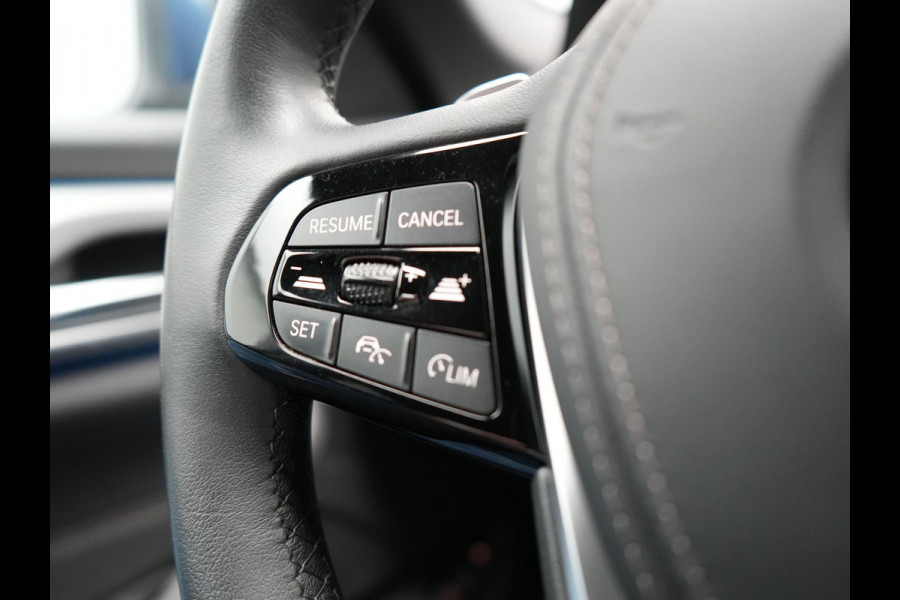 BMW 5 Serie Touring 530e Business Edition Plus Plug In Hybrid Dealer O.H PHEV | Trekhaak af Fabriek | Lederen Sportstoelen Verwarmd | Comfort Access | Camera | Parkassist | Apple Carplay | Sfeerverlichting |