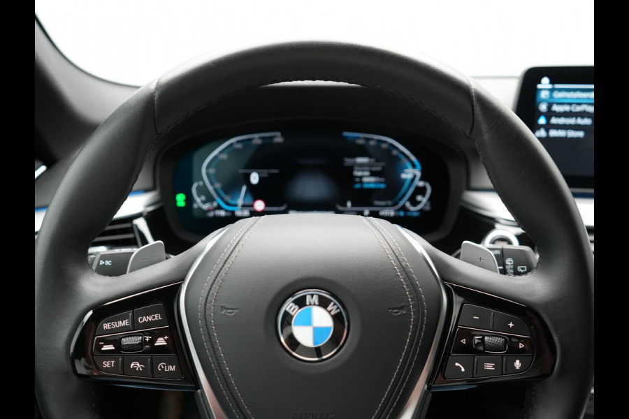 BMW 5 Serie Touring 530e Business Edition Plus Plug In Hybrid Dealer O.H PHEV | Trekhaak af Fabriek | Lederen Sportstoelen Verwarmd | Comfort Access | Camera | Parkassist | Apple Carplay | Sfeerverlichting |