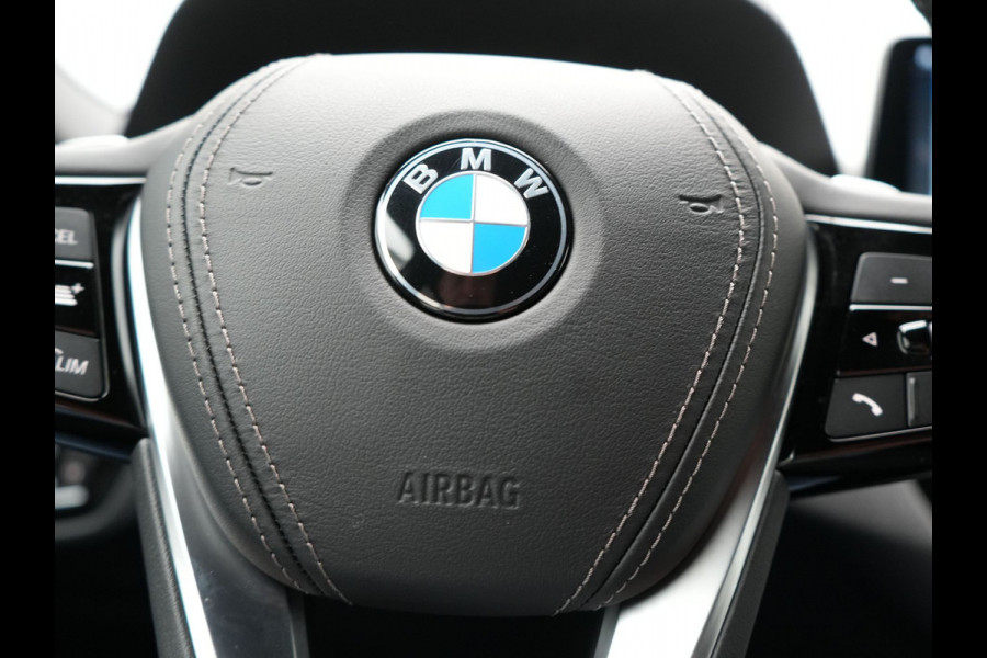 BMW 5 Serie Touring 530e Business Edition Plus Plug In Hybrid Dealer O.H PHEV | Trekhaak af Fabriek | Lederen Sportstoelen Verwarmd | Comfort Access | Camera | Parkassist | Apple Carplay | Sfeerverlichting |