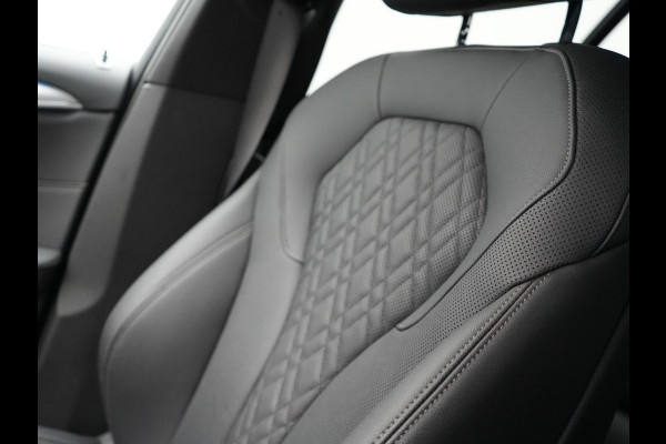 BMW 5 Serie Touring 530e Business Edition Plus Plug In Hybrid Dealer O.H PHEV | Trekhaak af Fabriek | Lederen Sportstoelen Verwarmd | Comfort Access | Camera | Parkassist | Apple Carplay | Sfeerverlichting |