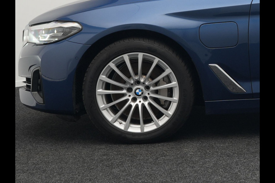 BMW 5 Serie Touring 530e Business Edition Plus Plug In Hybrid Dealer O.H PHEV | Trekhaak af Fabriek | Lederen Sportstoelen Verwarmd | Comfort Access | Camera | Parkassist | Apple Carplay | Sfeerverlichting |