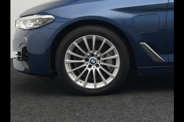 BMW 5 Serie Touring 530e Business Edition Plus Plug In Hybrid Dealer O.H PHEV | Trekhaak af Fabriek | Lederen Sportstoelen Verwarmd | Comfort Access | Camera | Parkassist | Apple Carplay | Sfeerverlichting |