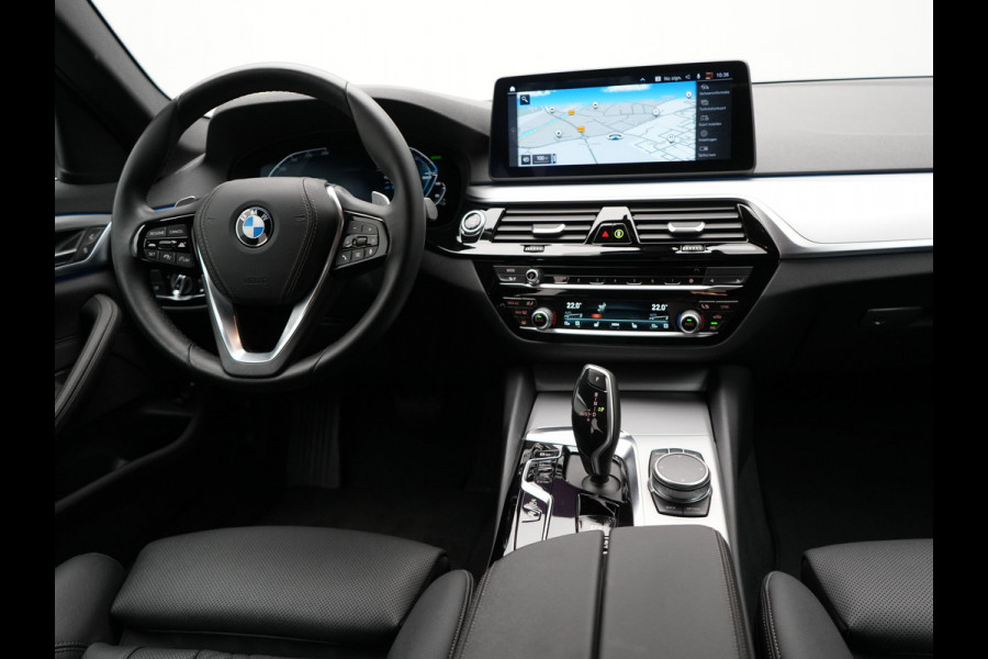 BMW 5 Serie Touring 530e Business Edition Plus Plug In Hybrid Dealer O.H PHEV | Trekhaak af Fabriek | Lederen Sportstoelen Verwarmd | Comfort Access | Camera | Parkassist | Apple Carplay | Sfeerverlichting |