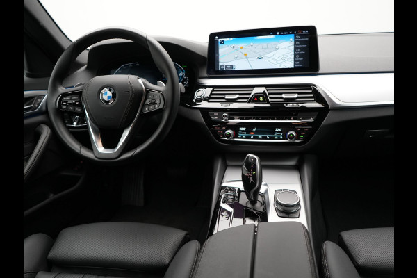 BMW 5 Serie Touring 530e Business Edition Plus Plug In Hybrid Dealer O.H PHEV | Trekhaak af Fabriek | Lederen Sportstoelen Verwarmd | Comfort Access | Camera | Parkassist | Apple Carplay | Sfeerverlichting |