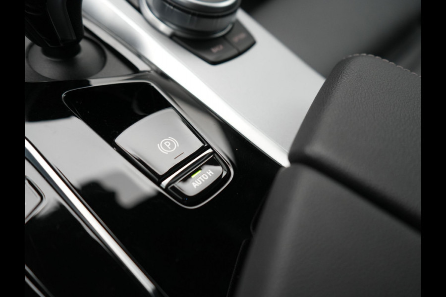 BMW 5 Serie Touring 530e Business Edition Plus Plug In Hybrid Dealer O.H PHEV | Trekhaak af Fabriek | Lederen Sportstoelen Verwarmd | Comfort Access | Camera | Parkassist | Apple Carplay | Sfeerverlichting |