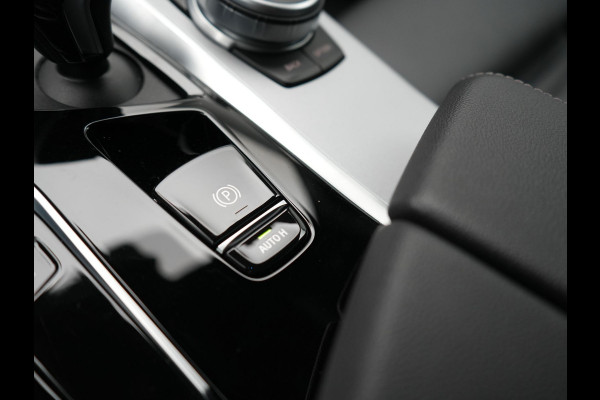 BMW 5 Serie Touring 530e Business Edition Plus Plug In Hybrid Dealer O.H PHEV | Trekhaak af Fabriek | Lederen Sportstoelen Verwarmd | Comfort Access | Camera | Parkassist | Apple Carplay | Sfeerverlichting |