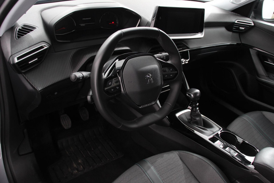 Peugeot 2008 1.2 PureTech 130pk Allure | DEMO ! | | Navigatie | Apple Carplay/Android Auto | Parkeersensor achter | Achteruitrijcamera | Cruise Control | Climate Control | Ledverlichting | Getinte ramen