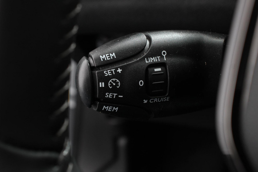Peugeot 2008 1.2 PureTech 130pk Allure | DEMO ! | | Navigatie | Apple Carplay/Android Auto | Parkeersensor achter | Achteruitrijcamera | Cruise Control | Climate Control | Ledverlichting | Getinte ramen
