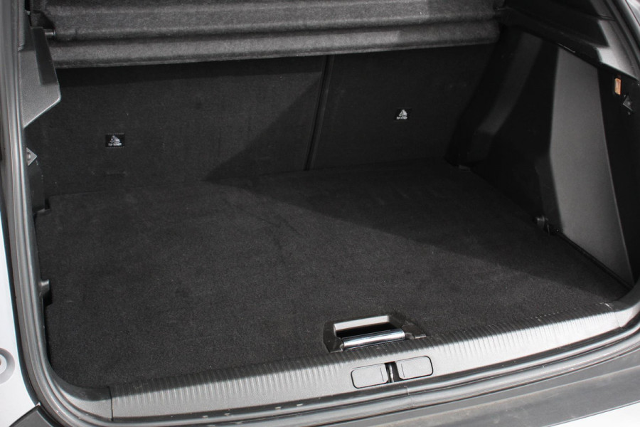 Peugeot 2008 1.2 PureTech 130pk Allure | DEMO ! | | Navigatie | Apple Carplay/Android Auto | Parkeersensor achter | Achteruitrijcamera | Cruise Control | Climate Control | Ledverlichting | Getinte ramen