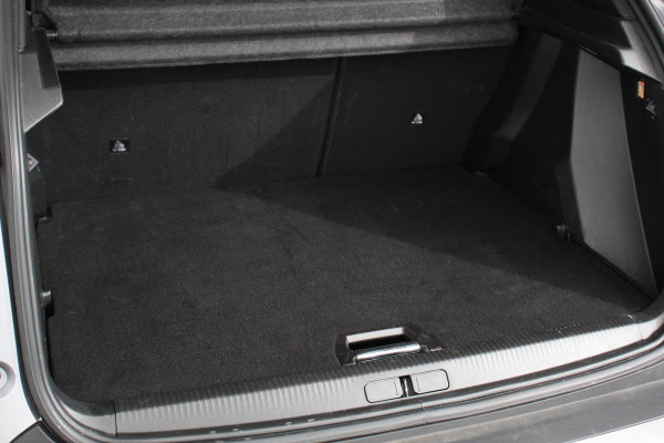 Peugeot 2008 1.2 PureTech 130pk Allure | DEMO ! | | Navigatie | Apple Carplay/Android Auto | Parkeersensor achter | Achteruitrijcamera | Cruise Control | Climate Control | Ledverlichting | Getinte ramen