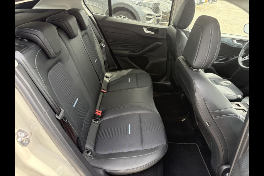 Ford Focus 1.0 EcoBoost Active Business 125pk | Winterpack | Adaptieve Cruise | Design Pack | Trekhaak | Zwart Dak | 18 inch Lichtmetaal | Full LED