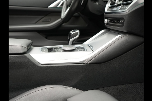 BMW 4 Serie Cabrio 420i M Sport Dealer O.H Sanremo Green | Lederen Sportstoelen Memory | Harman Kardon | Nekverwarming | 19"L.M | Apple Carplay | Trekhaak Afn. | Sfeerverlichting |