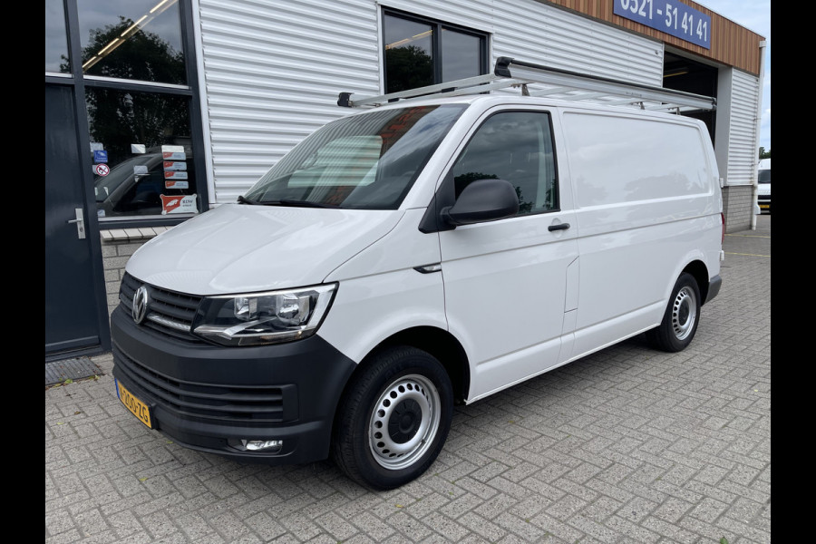 Volkswagen Transporter 2.0 TDI 102pk L1H1 Comfortline / bpm vrij / euro 6 diesel / prijs rijklaar € 16.950 ex btw / lease vanaf € 285 / Bott ingerichte laadruimte / airco / cruise / trekhaak 2200 kg !