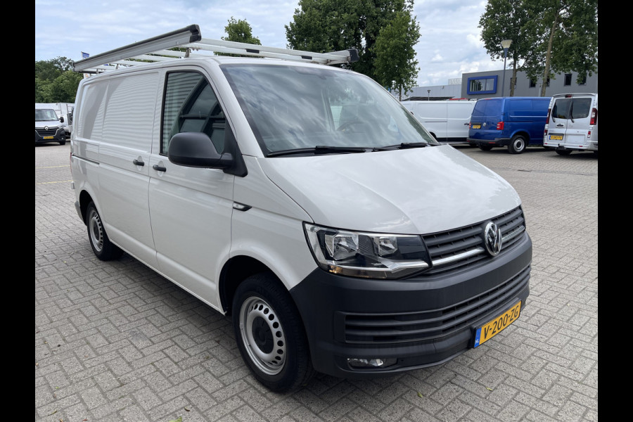 Volkswagen Transporter 2.0 TDI 102pk L1H1 Comfortline / bpm vrij / euro 6 diesel / prijs rijklaar € 16.950 ex btw / lease vanaf € 285 / Bott ingerichte laadruimte / airco / cruise / trekhaak 2200 kg !